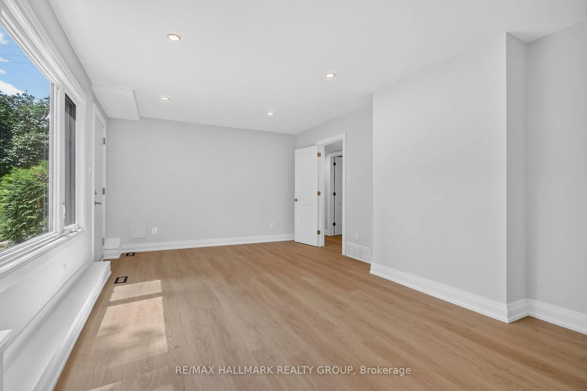 Photo 27 of 1054 Chelsea Drive, Ottawa, Viscount Alexander Park — HOMEH