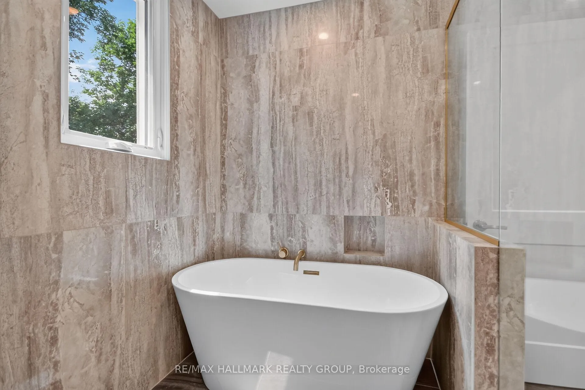 Photo 32 of 1054 Chelsea Drive, Ottawa, Viscount Alexander Park — HOMEH
