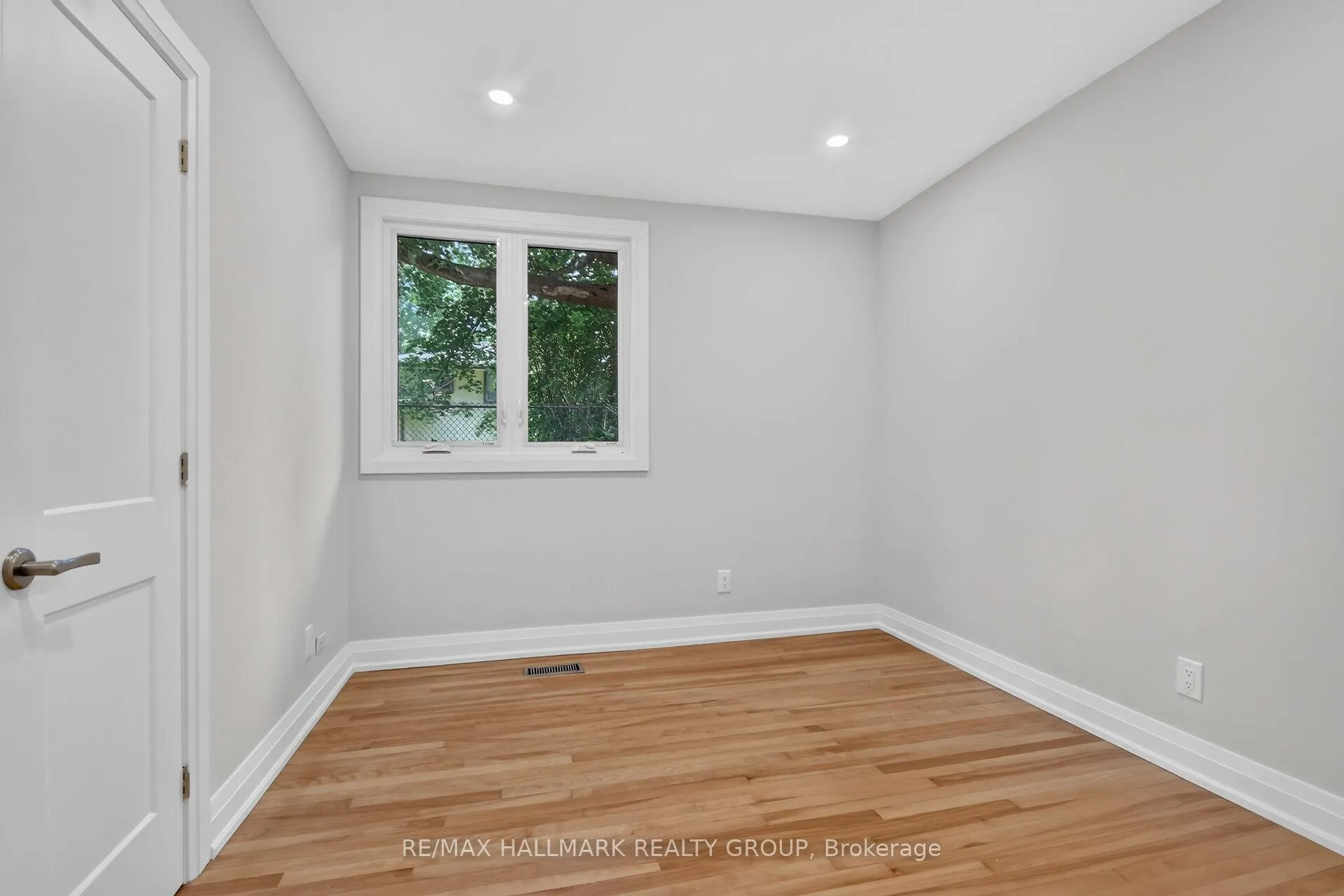 Photo 33 of 1054 Chelsea Drive, Ottawa, Viscount Alexander Park — HOMEH