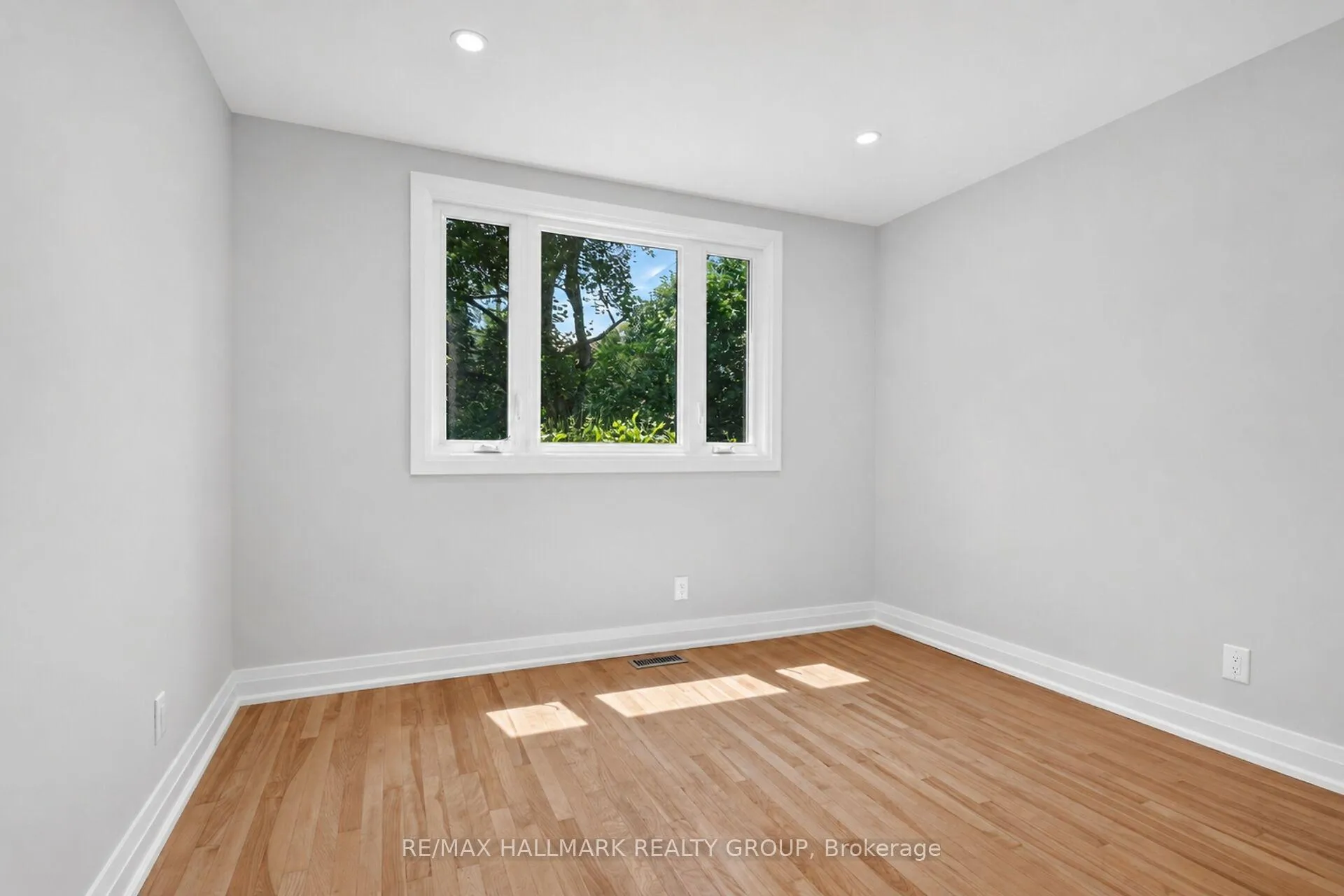 Photo 35 of 1054 Chelsea Drive, Ottawa, Viscount Alexander Park — HOMEH