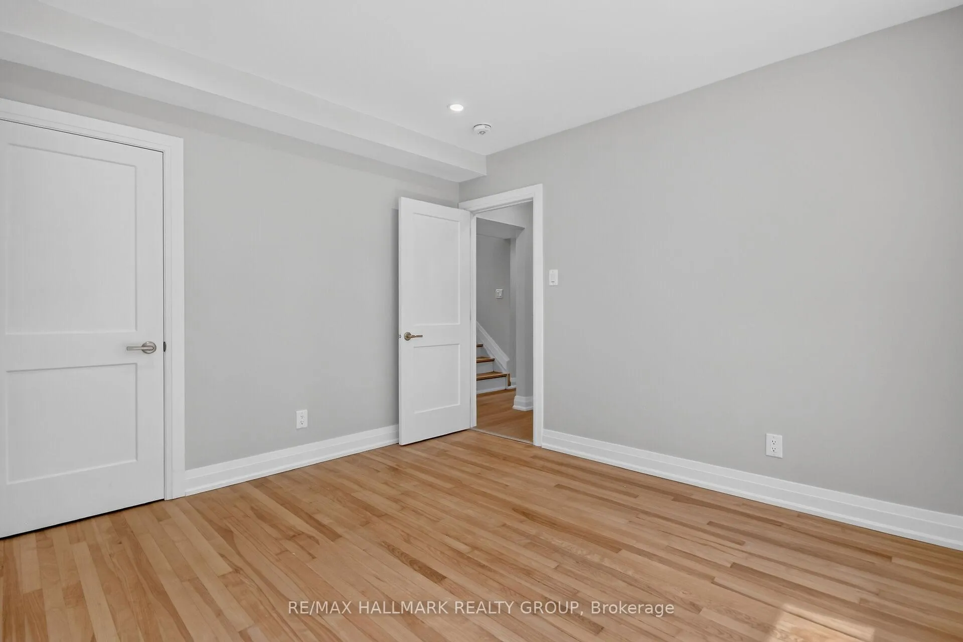 Photo 36 of 1054 Chelsea Drive, Ottawa, Viscount Alexander Park — HOMEH