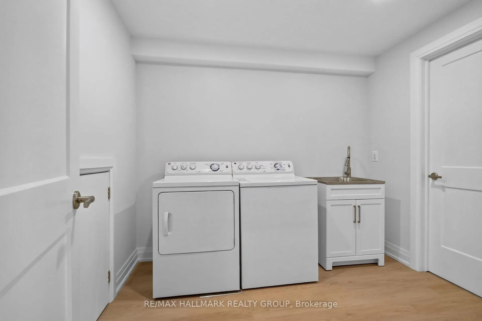 Photo 37 of 1054 Chelsea Drive, Ottawa, Viscount Alexander Park — HOMEH