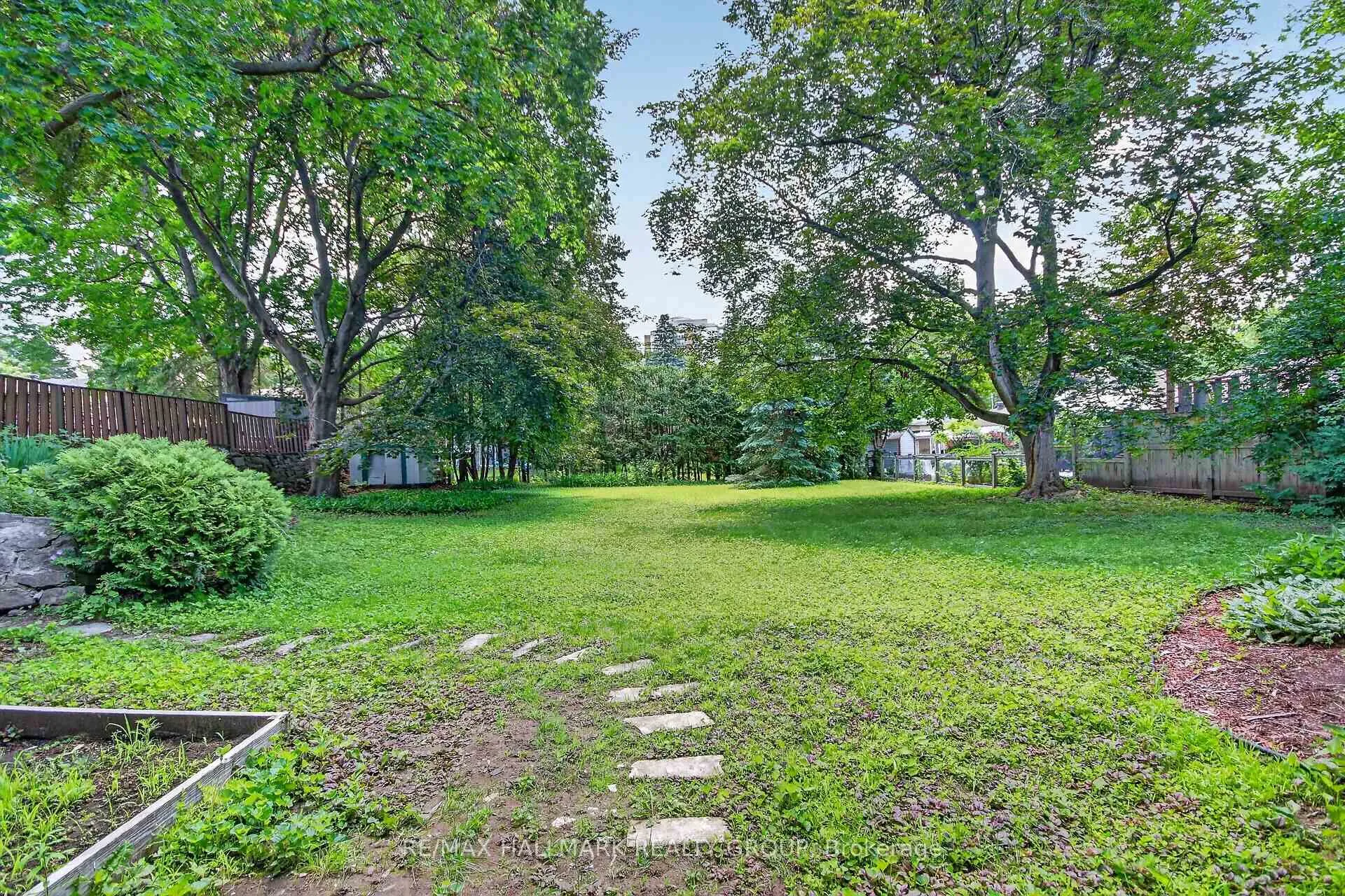 Photo 41 of 1054 Chelsea Drive, Ottawa, Viscount Alexander Park — HOMEH
