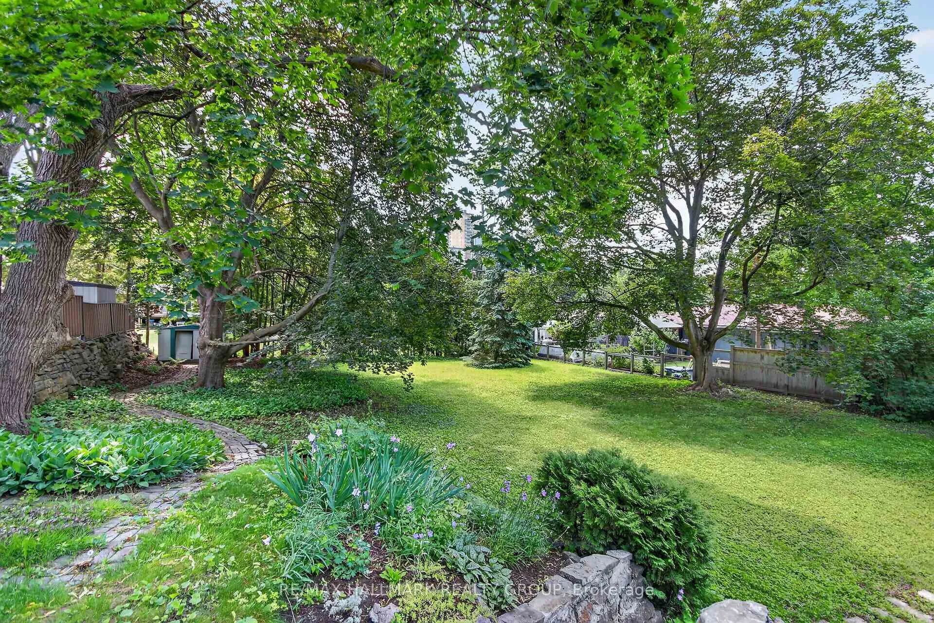 Photo 42 of 1054 Chelsea Drive, Ottawa, Viscount Alexander Park — HOMEH