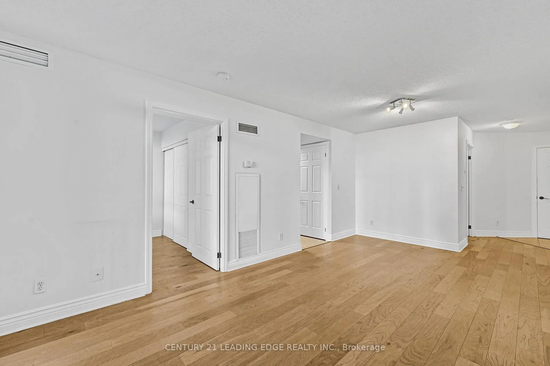Photo 4 of Unit 905, 55 Harrison Garden Boulevard, North York, Willowdale East — HOMEH