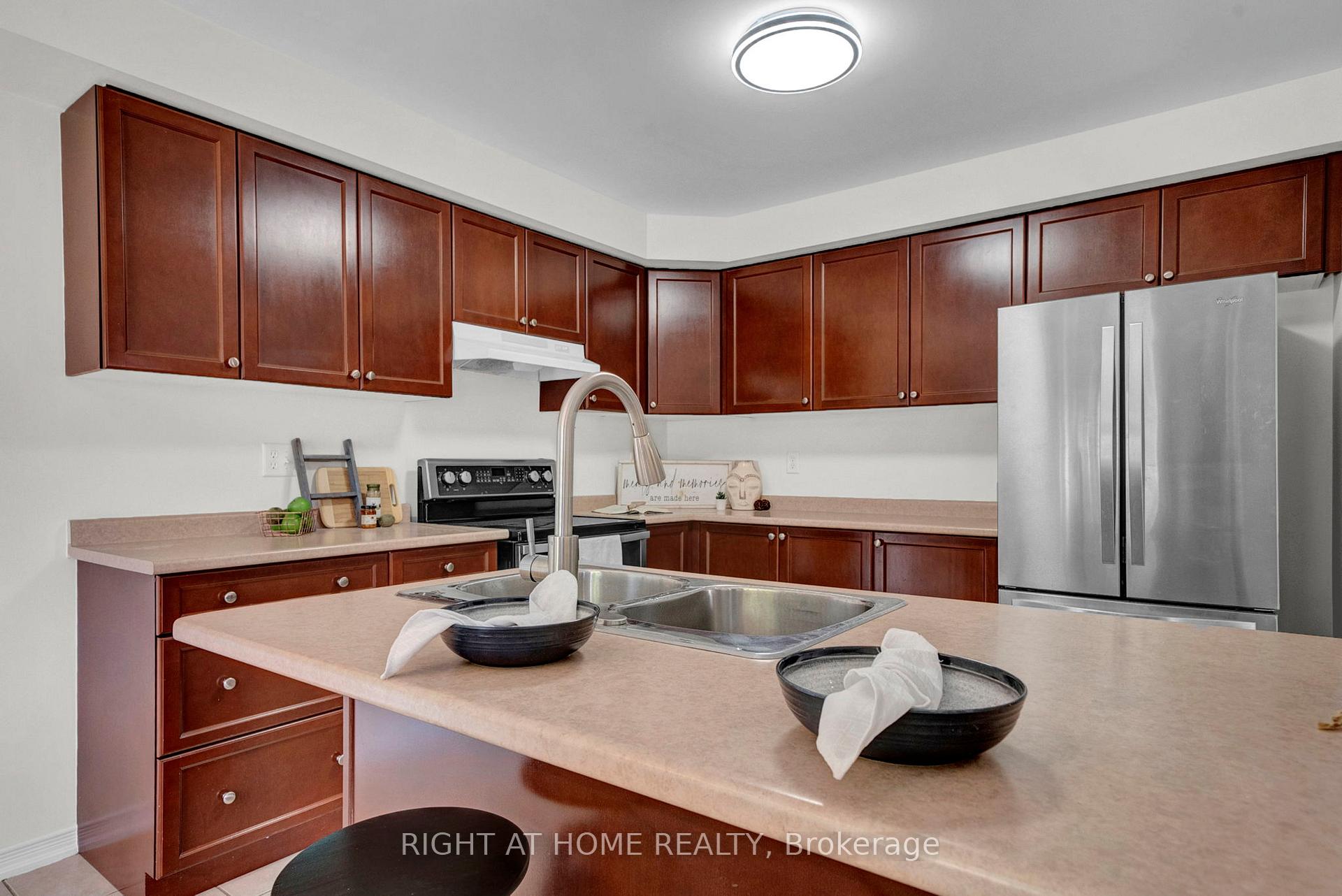 Photo 13 of 207 Eldad Drive, Clarington, Bowmanville — HOMEH