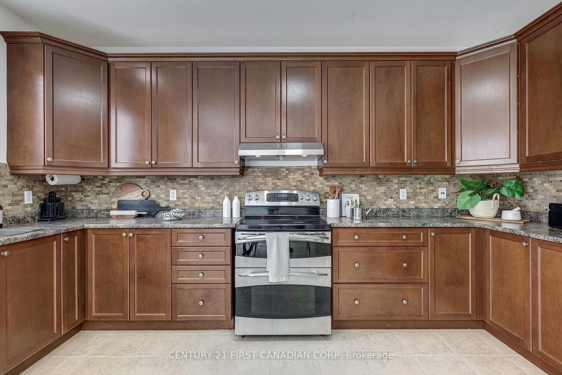 Photo 10 of 1336 Birchwood Drive, London, South K — HOMEH