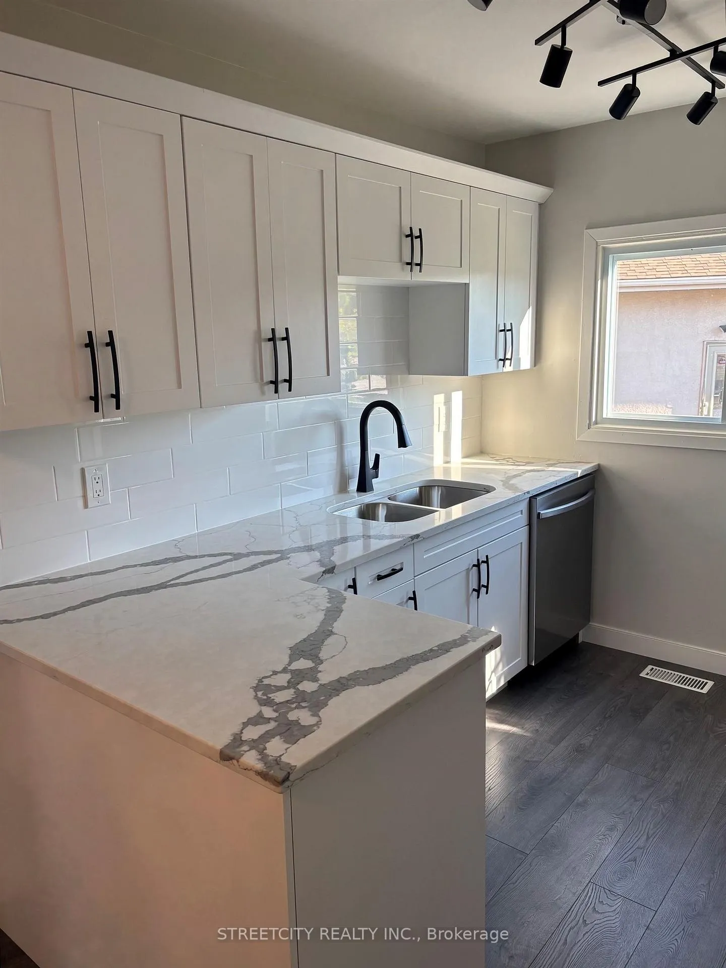Photo 4 of 112 Conestoga Street, Thunder Bay, College Park — HOMEH