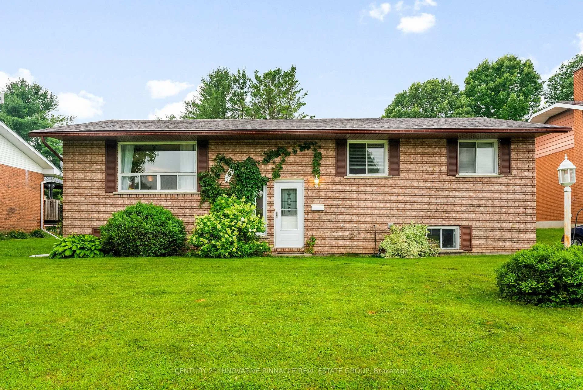 Photo 2 of 594 Herbert Street E, Pembroke, Pembroke — HOMEH