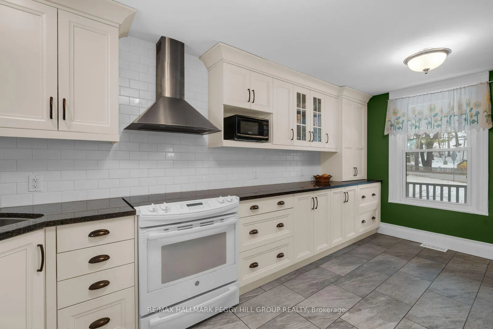 Photo 3 of 90 Doran Road, Springwater, Midhurst — HOMEH