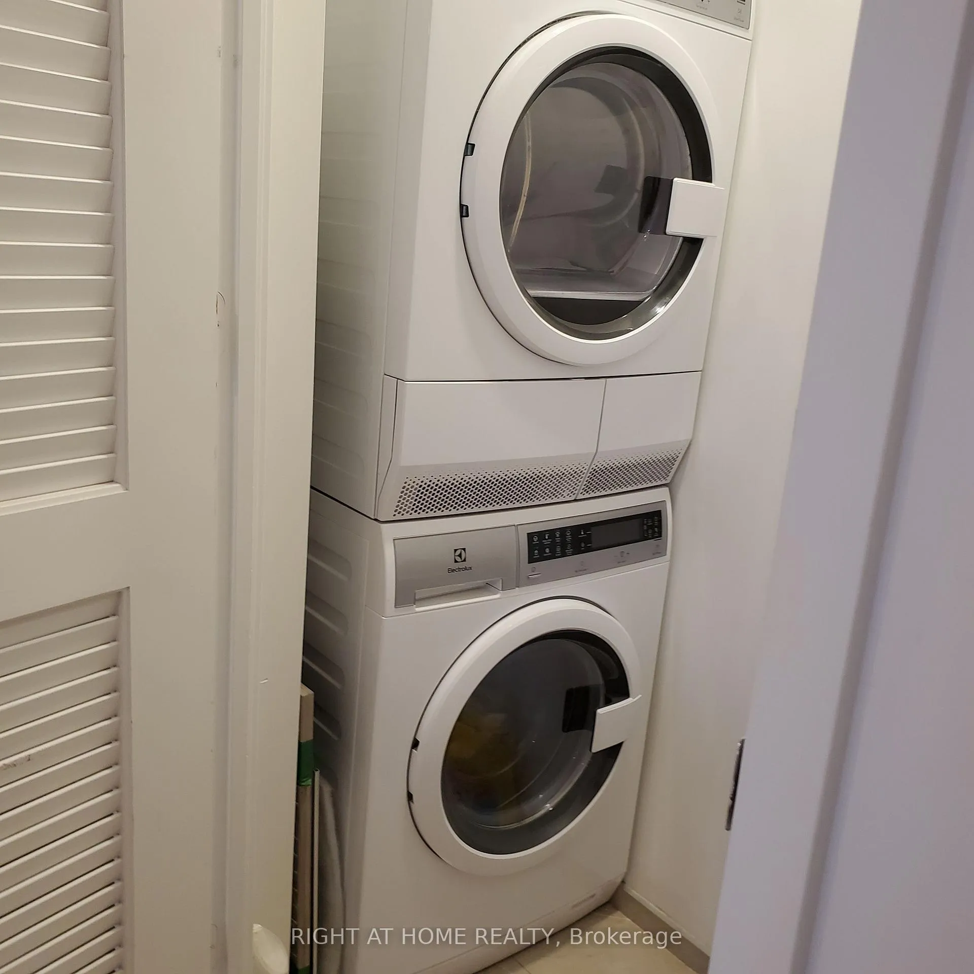 Photo 15 of Unit 824, 12 Bonnycastle Street, Toronto, Waterfront Communities — HOMEH