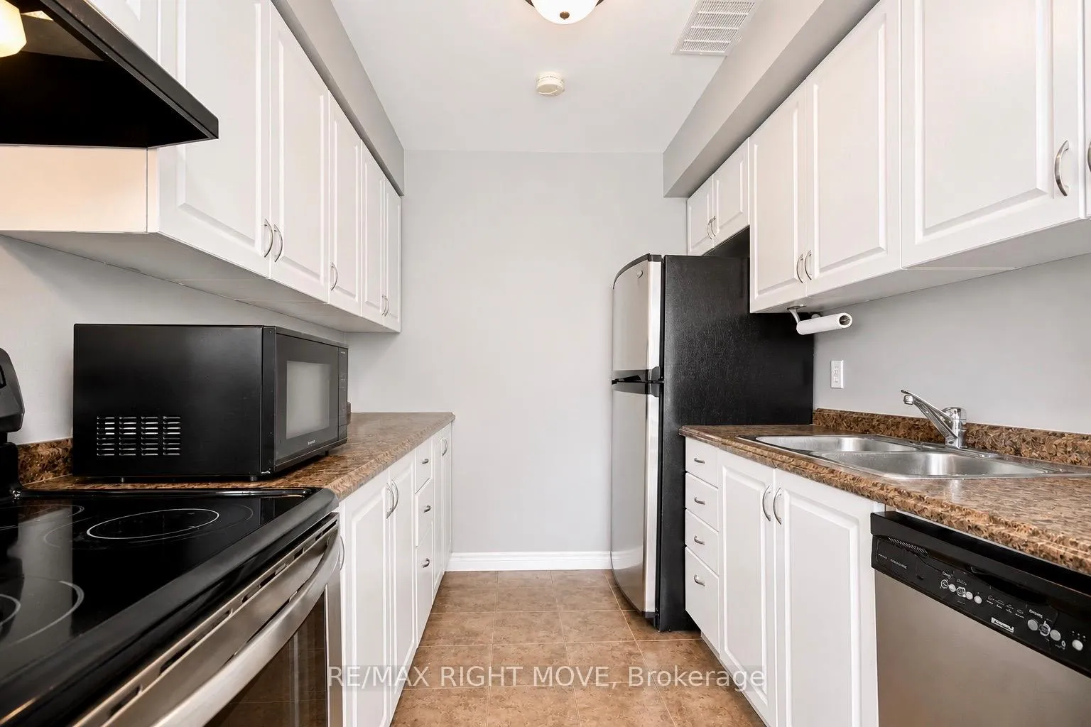 Photo 11 of 21 Michael Crescent, Barrie, East Bayfield — HOMEH