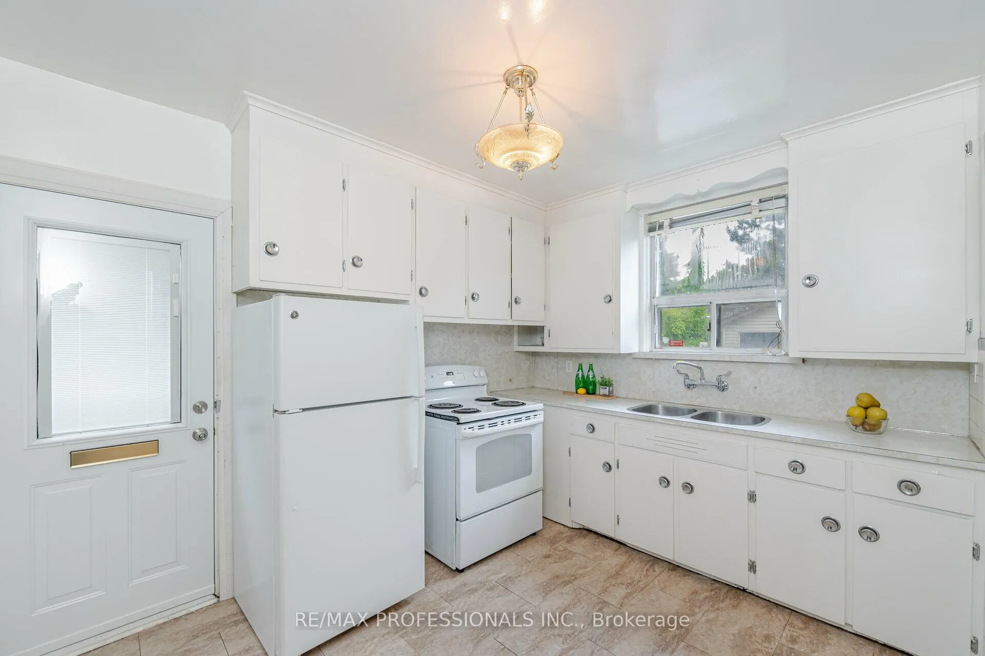 Photo 11 of 111 Keele Street, Toronto, High Park North — HOMEH