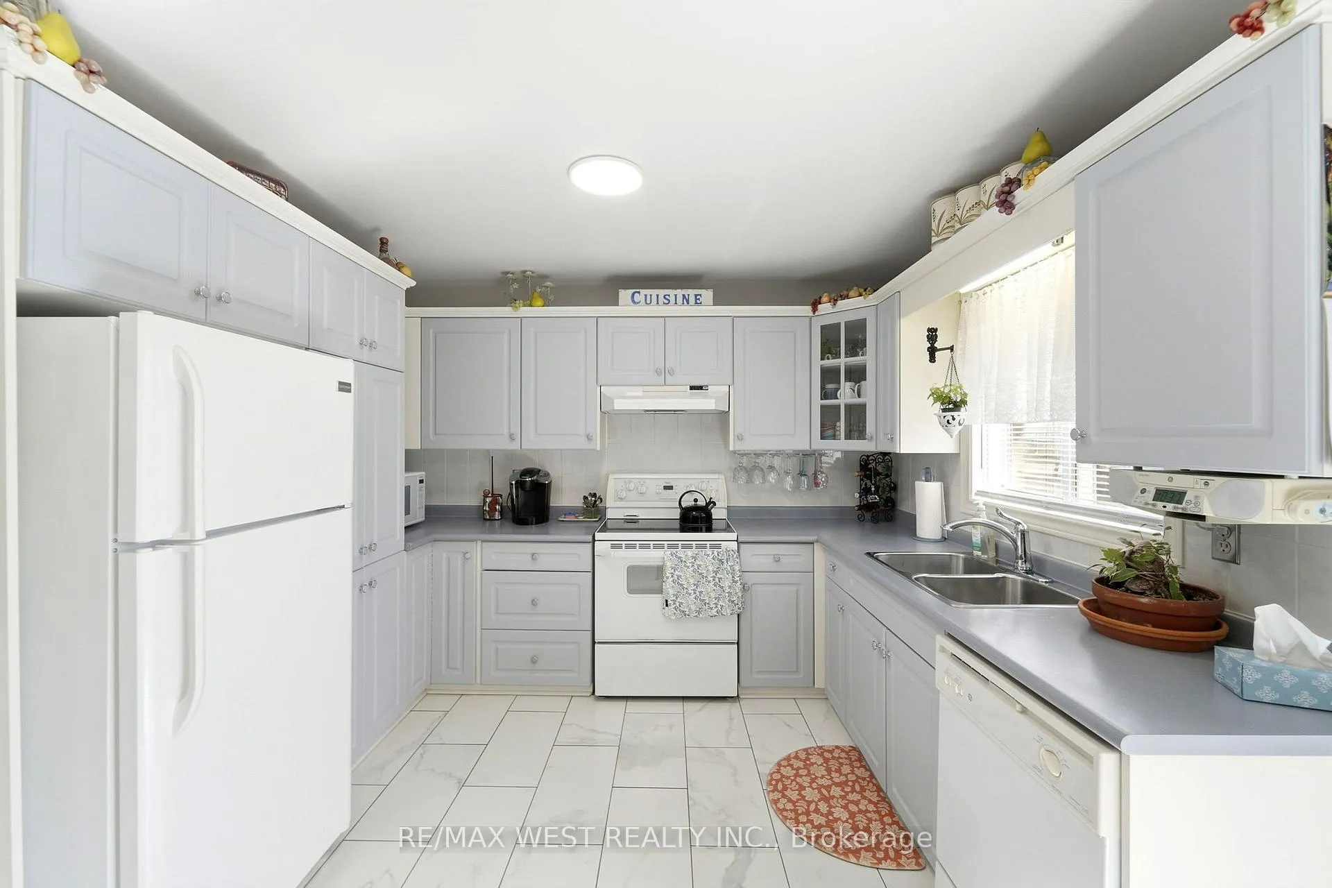 Photo 5 of 7917 Ethel Street, Niagara Falls, West Wood — HOMEH
