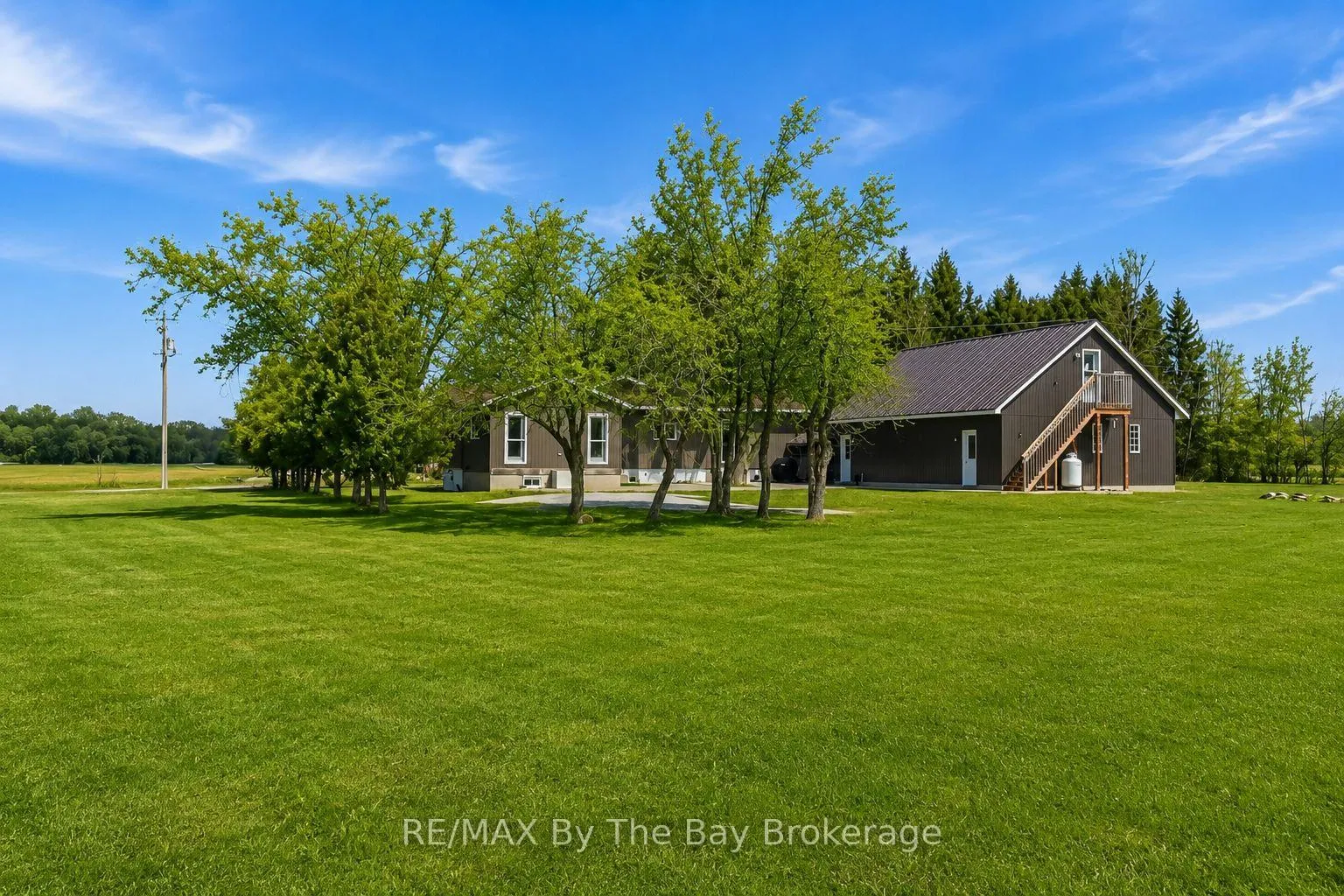 Photo 9 of 2533 Flos 3 Road W, Springwater, Rural Springwater — HOMEH