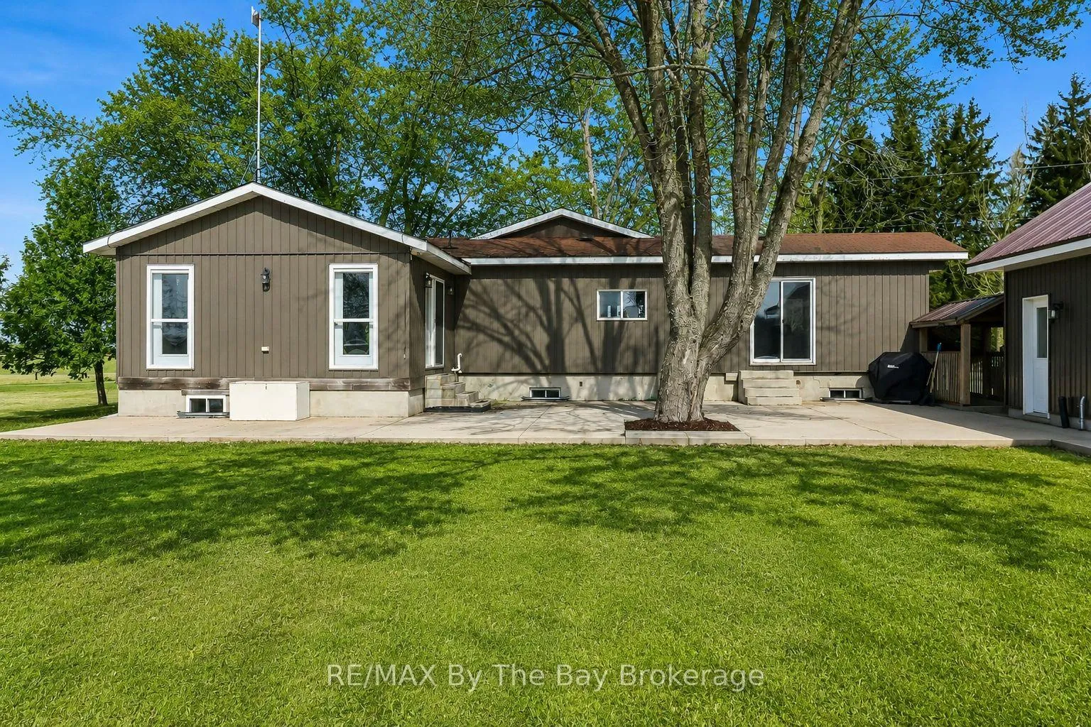 Photo 12 of 2533 Flos 3 Road W, Springwater, Rural Springwater — HOMEH