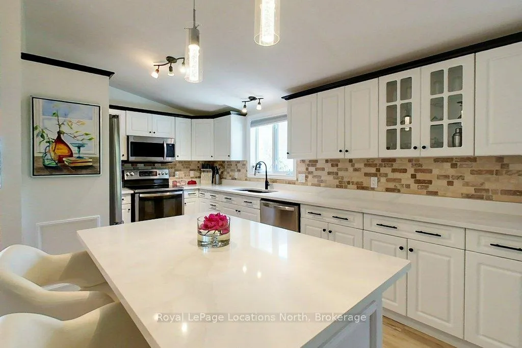 Photo 10 of 13 Pennsylvania Avenue, Wasaga Beach — HOMEH