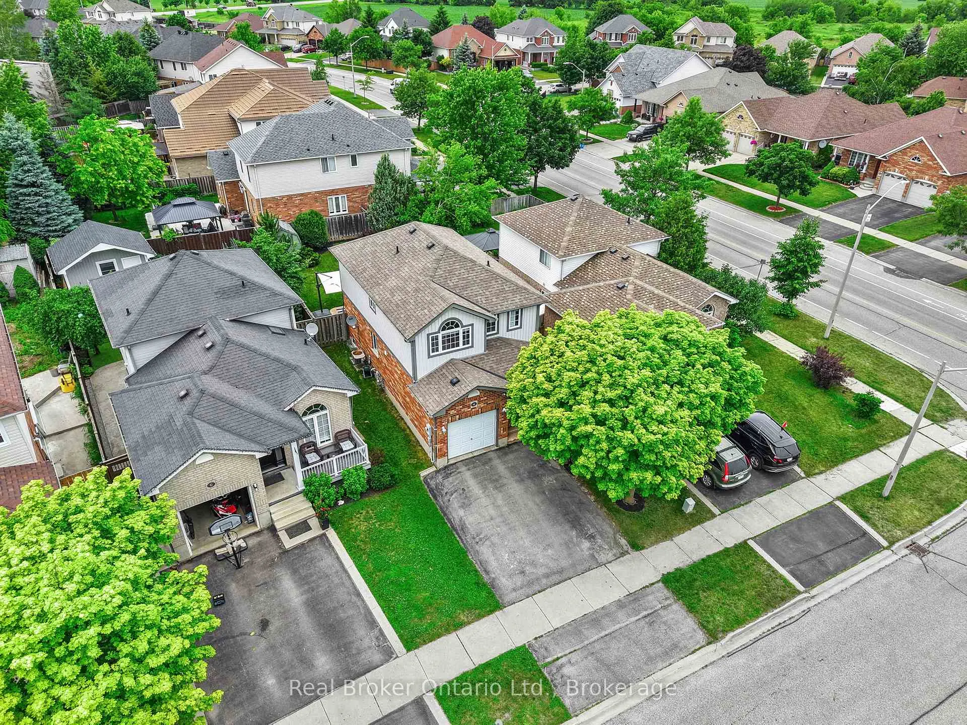 Photo 2 of 4 Beardmore Crescent, Halton Hills, Acton — HOMEH