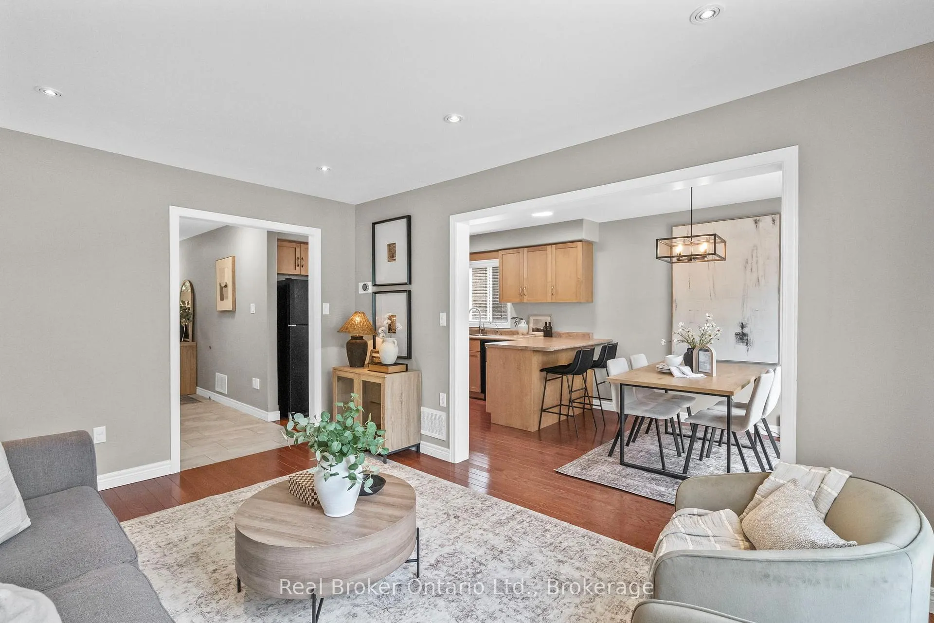 Photo 8 of 4 Beardmore Crescent, Halton Hills, Acton — HOMEH