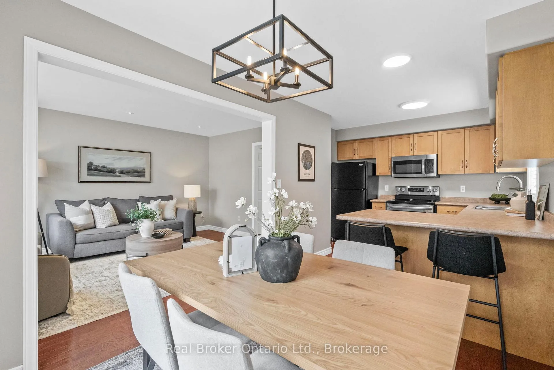 Photo 10 of 4 Beardmore Crescent, Halton Hills, Acton — HOMEH
