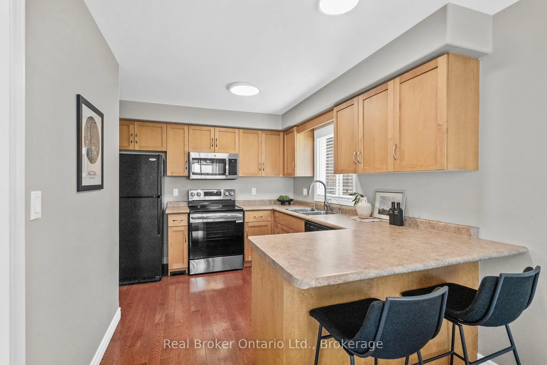 Photo 11 of 4 Beardmore Crescent, Halton Hills, Acton — HOMEH