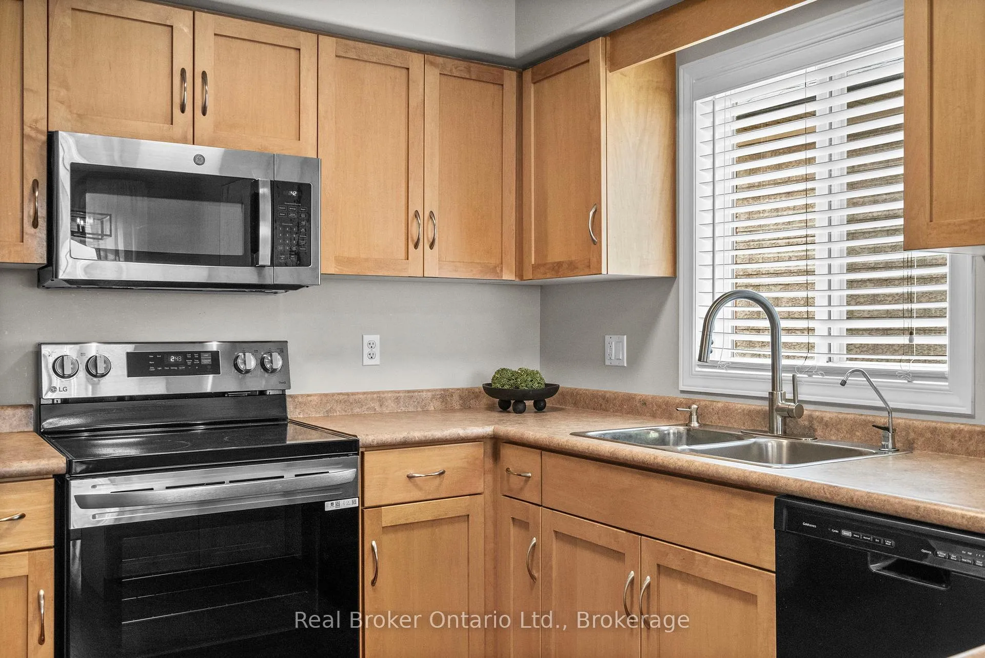 Photo 12 of 4 Beardmore Crescent, Halton Hills, Acton — HOMEH