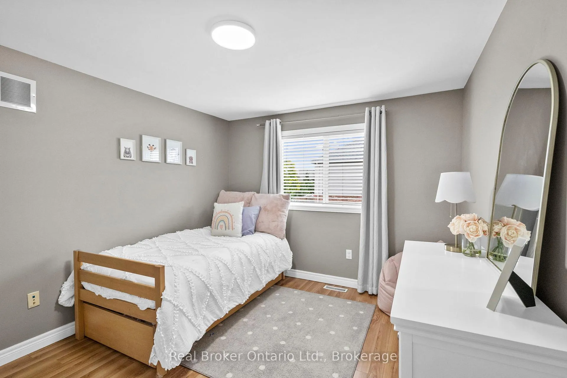 Photo 21 of 4 Beardmore Crescent, Halton Hills, Acton — HOMEH