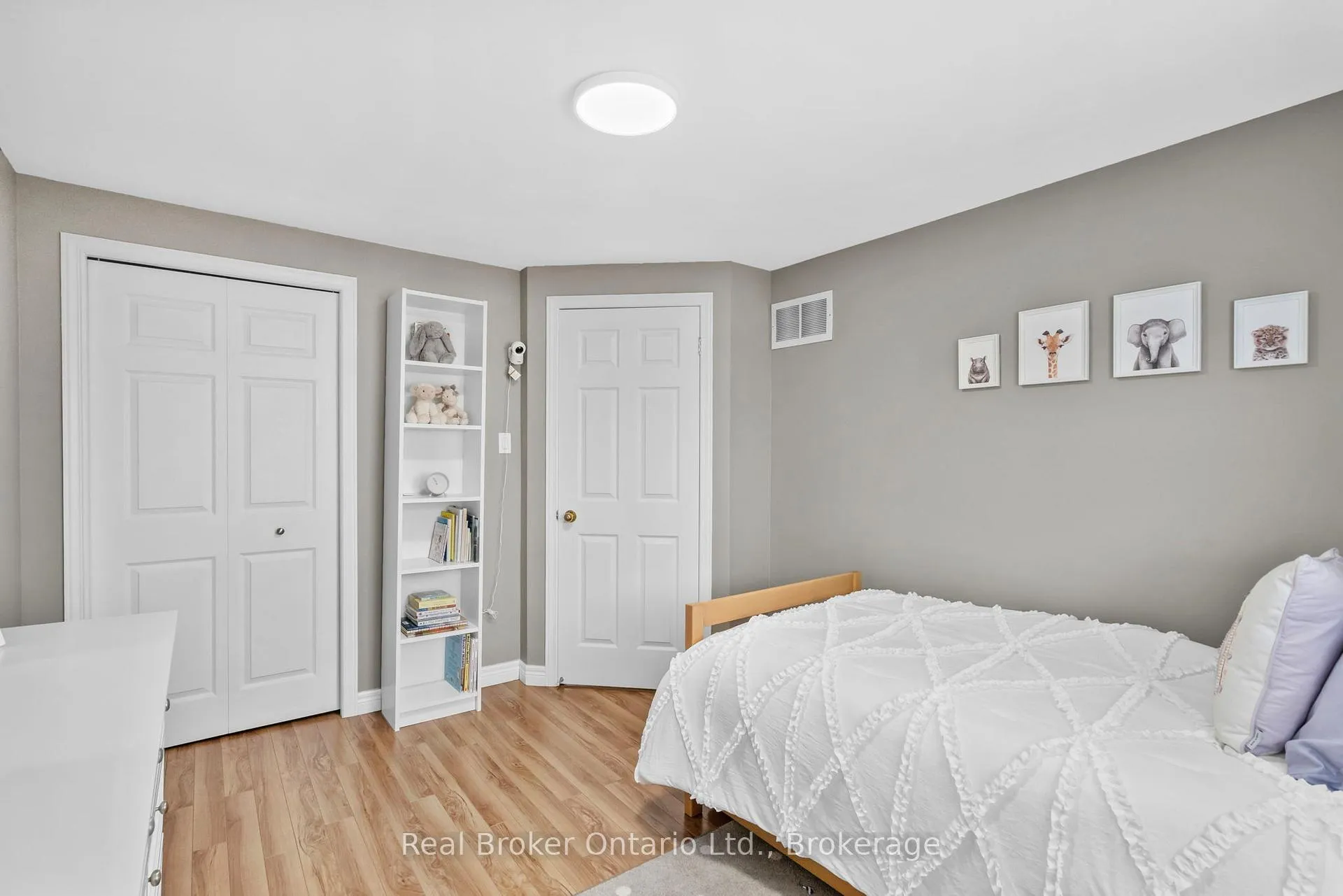Photo 23 of 4 Beardmore Crescent, Halton Hills, Acton — HOMEH