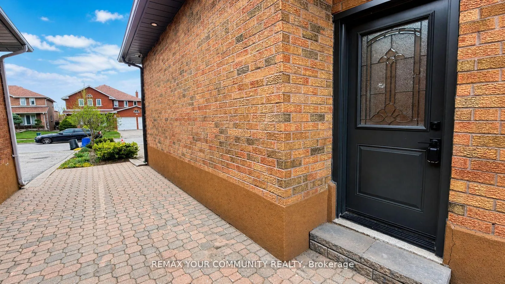 Photo 2 of Unit Lower, 24 Foxhill Drive, Vaughan, Maple — HOMEH