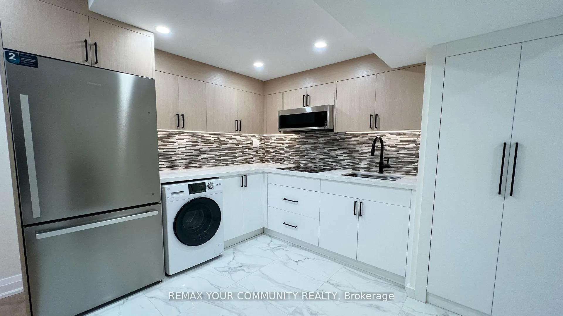 Photo 4 of Unit Lower, 24 Foxhill Drive, Vaughan, Maple — HOMEH