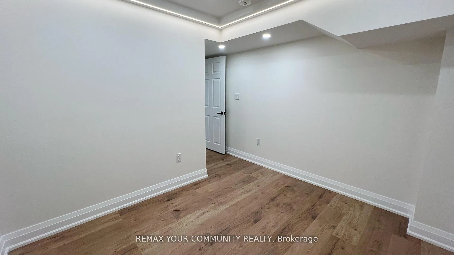 Photo 9 of Unit Lower, 24 Foxhill Drive, Vaughan, Maple — HOMEH