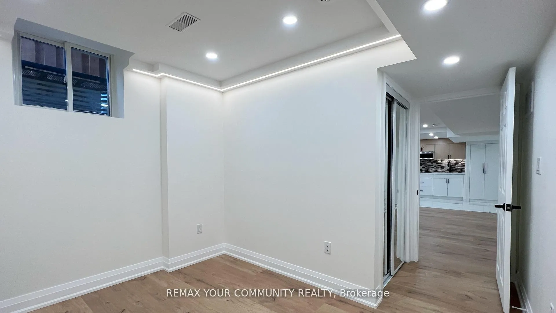 Photo 10 of Unit Lower, 24 Foxhill Drive, Vaughan, Maple — HOMEH