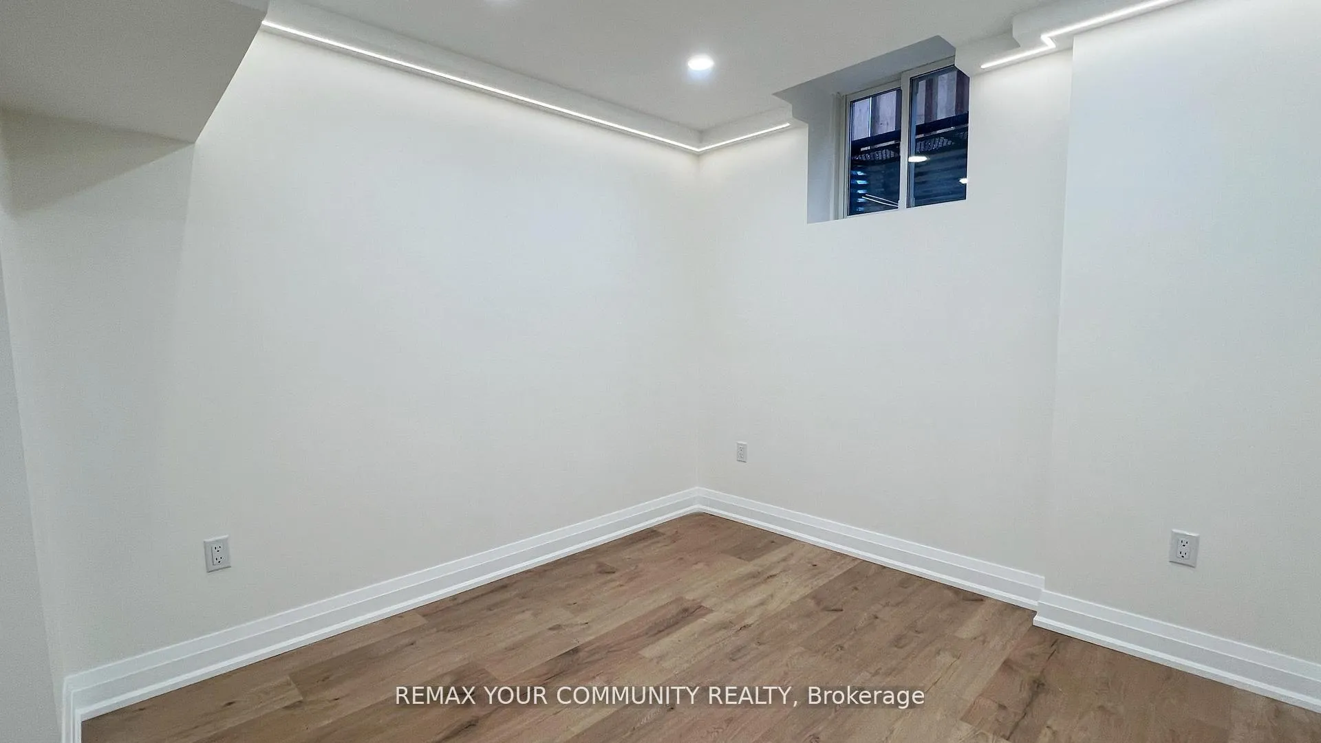 Photo 11 of Unit Lower, 24 Foxhill Drive, Vaughan, Maple — HOMEH