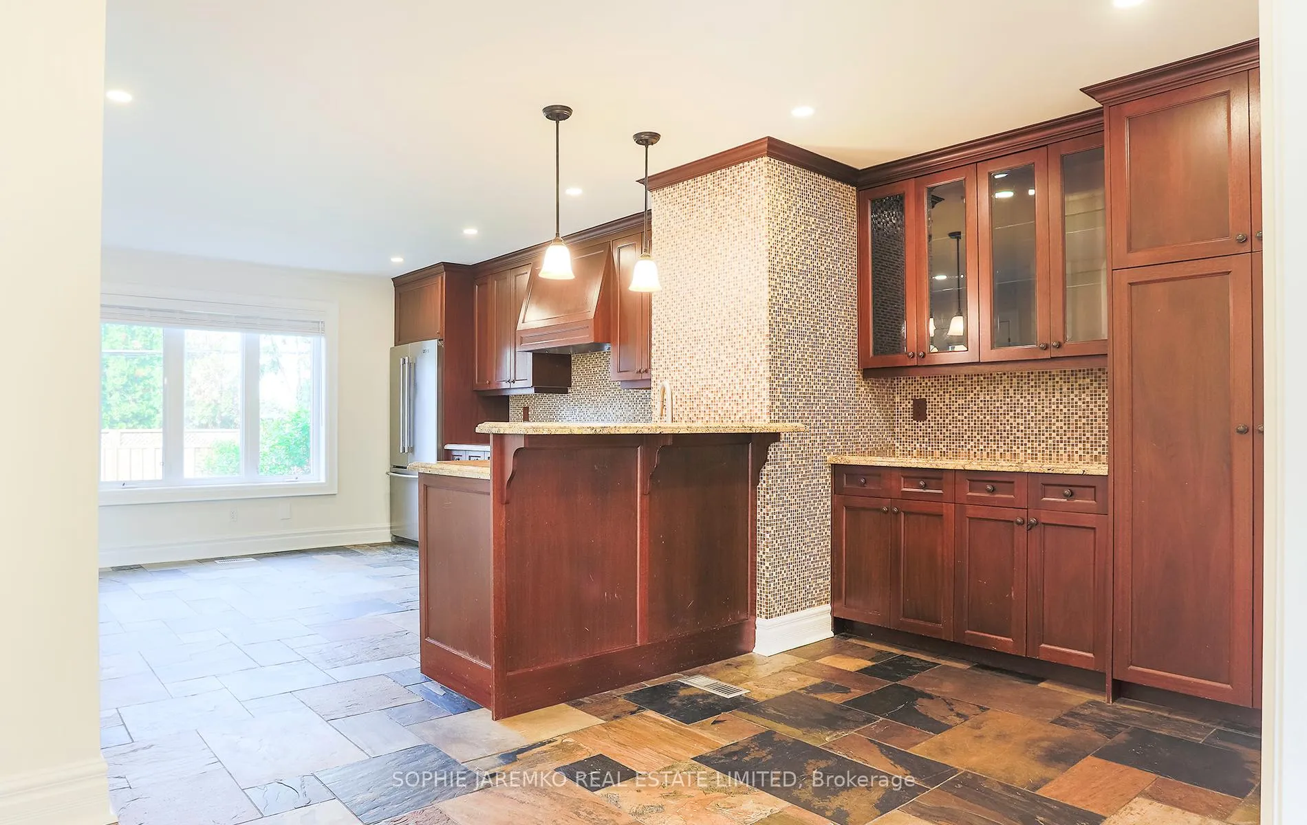 Photo 10 of 33 Sun Valley Drive, Toronto, Lambton Baby Point — HOMEH