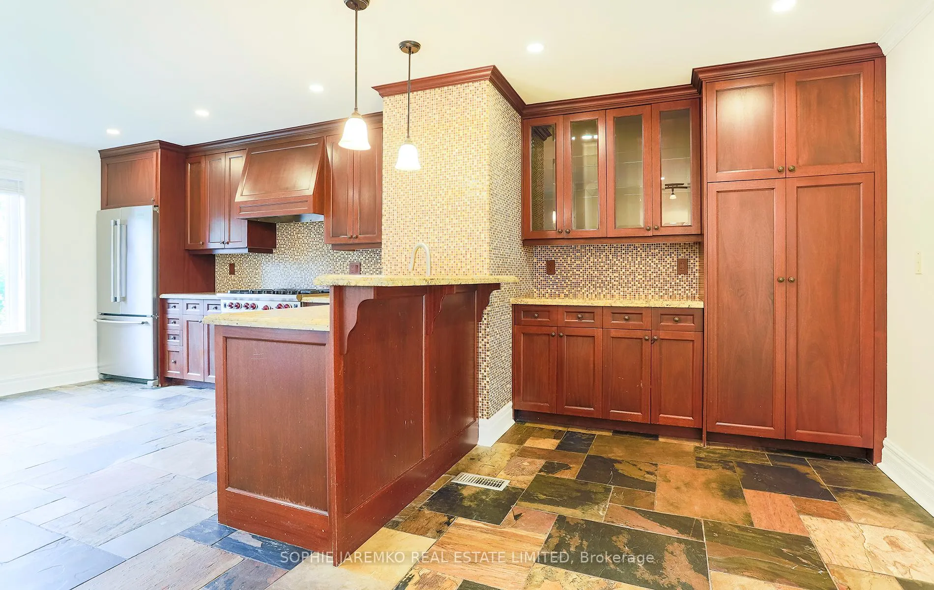Photo 11 of 33 Sun Valley Drive, Toronto, Lambton Baby Point — HOMEH
