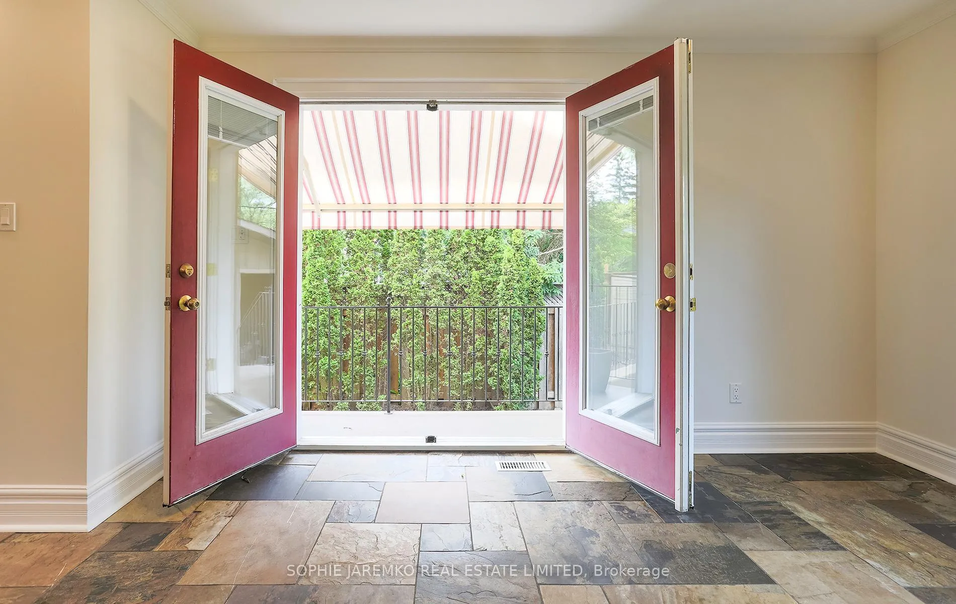 Photo 16 of 33 Sun Valley Drive, Toronto, Lambton Baby Point — HOMEH