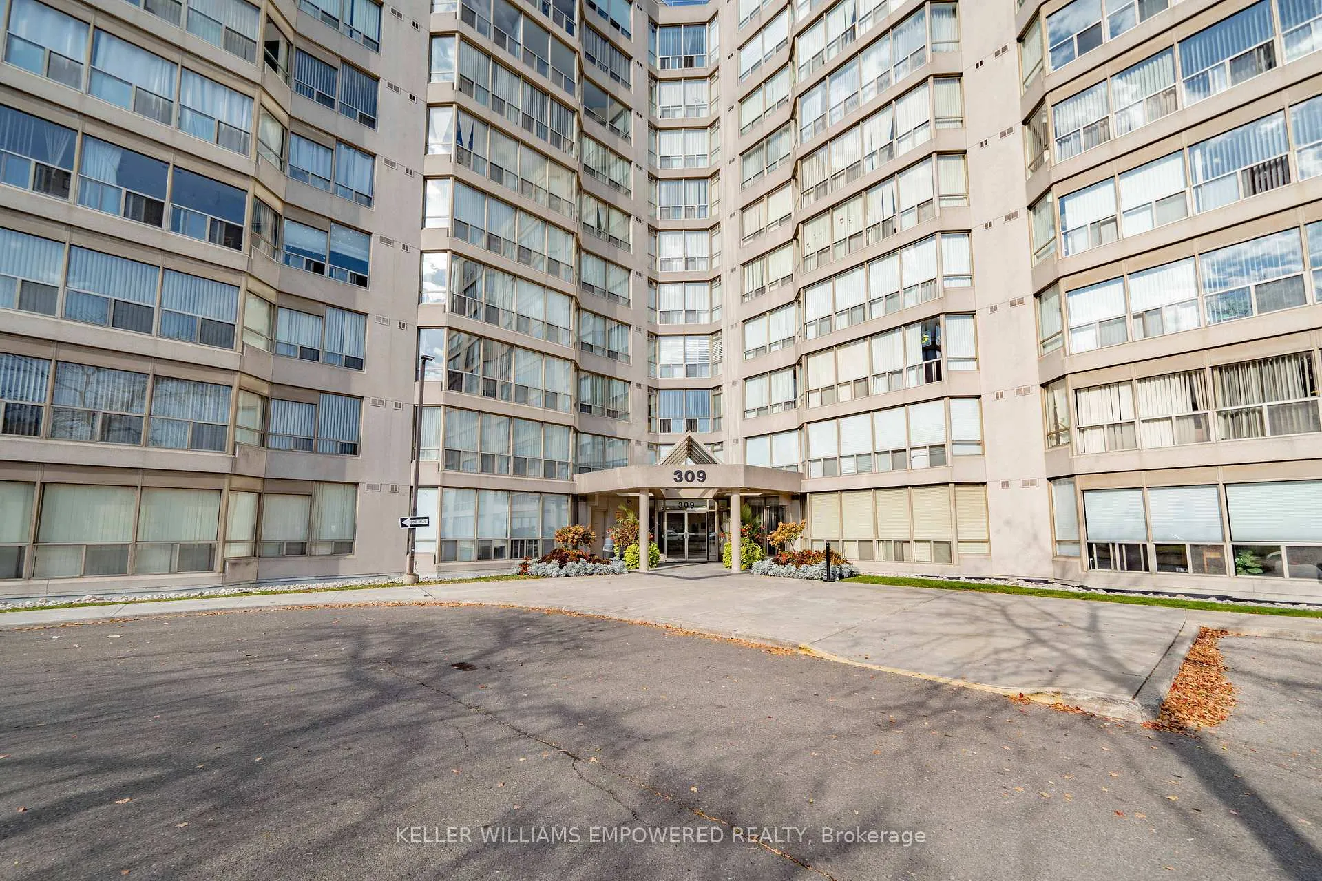 Photo 2 of Unit 806, 309 Major Mackenzie Drive E, Richmond Hill, Harding — HOMEH