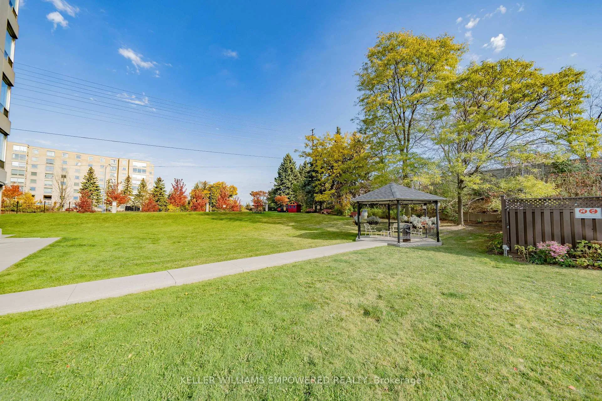 Photo 3 of Unit 806, 309 Major Mackenzie Drive E, Richmond Hill, Harding — HOMEH