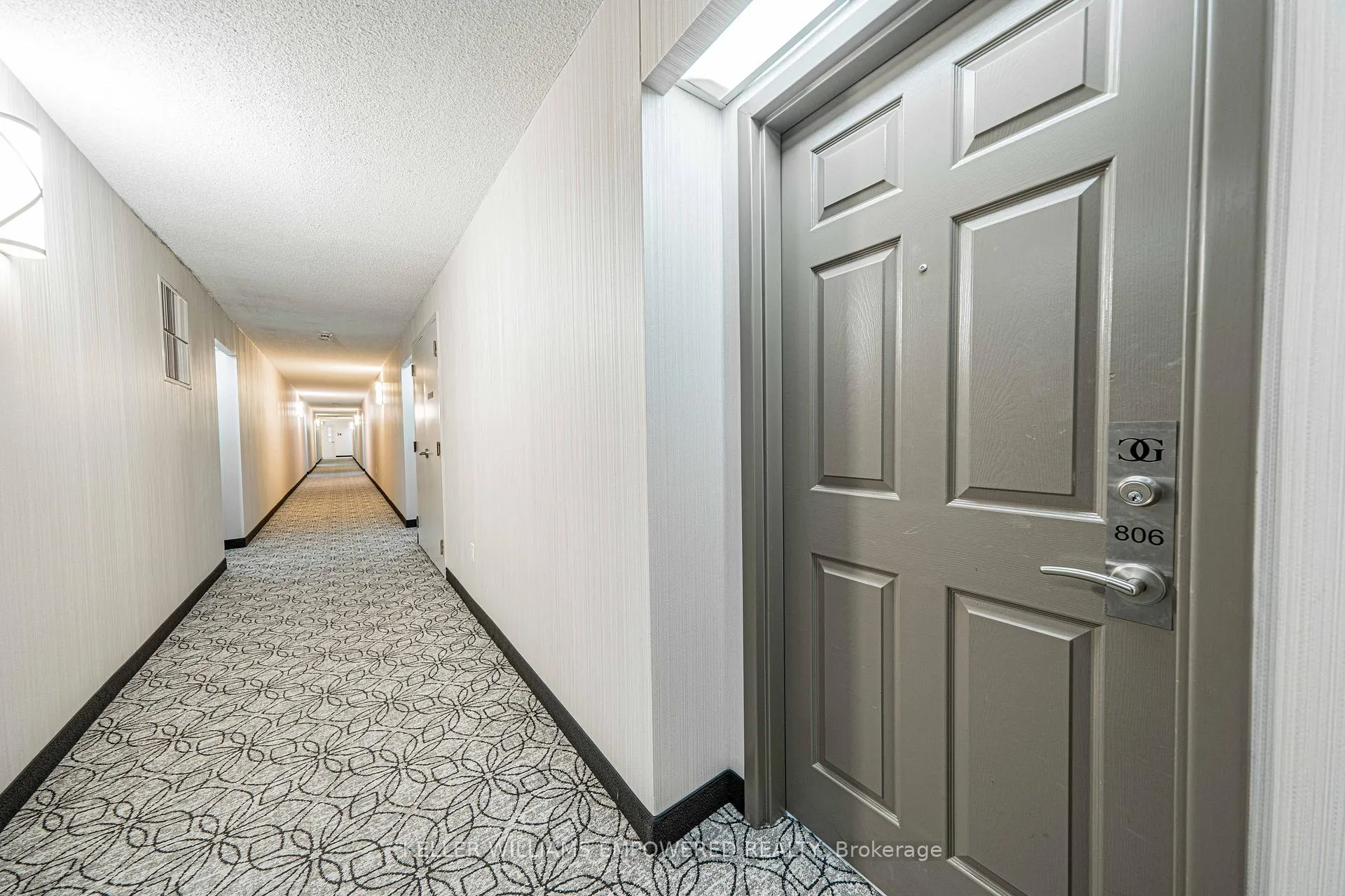 Photo 4 of Unit 806, 309 Major Mackenzie Drive E, Richmond Hill, Harding — HOMEH