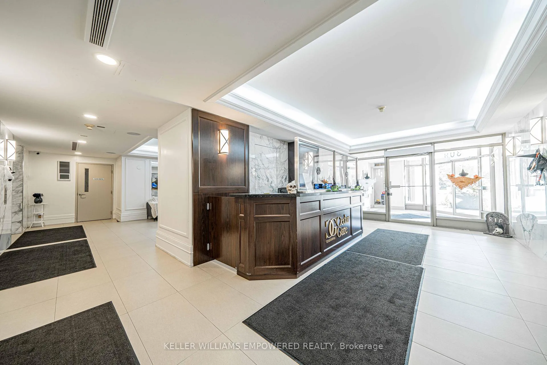Photo 8 of Unit 806, 309 Major Mackenzie Drive E, Richmond Hill, Harding — HOMEH