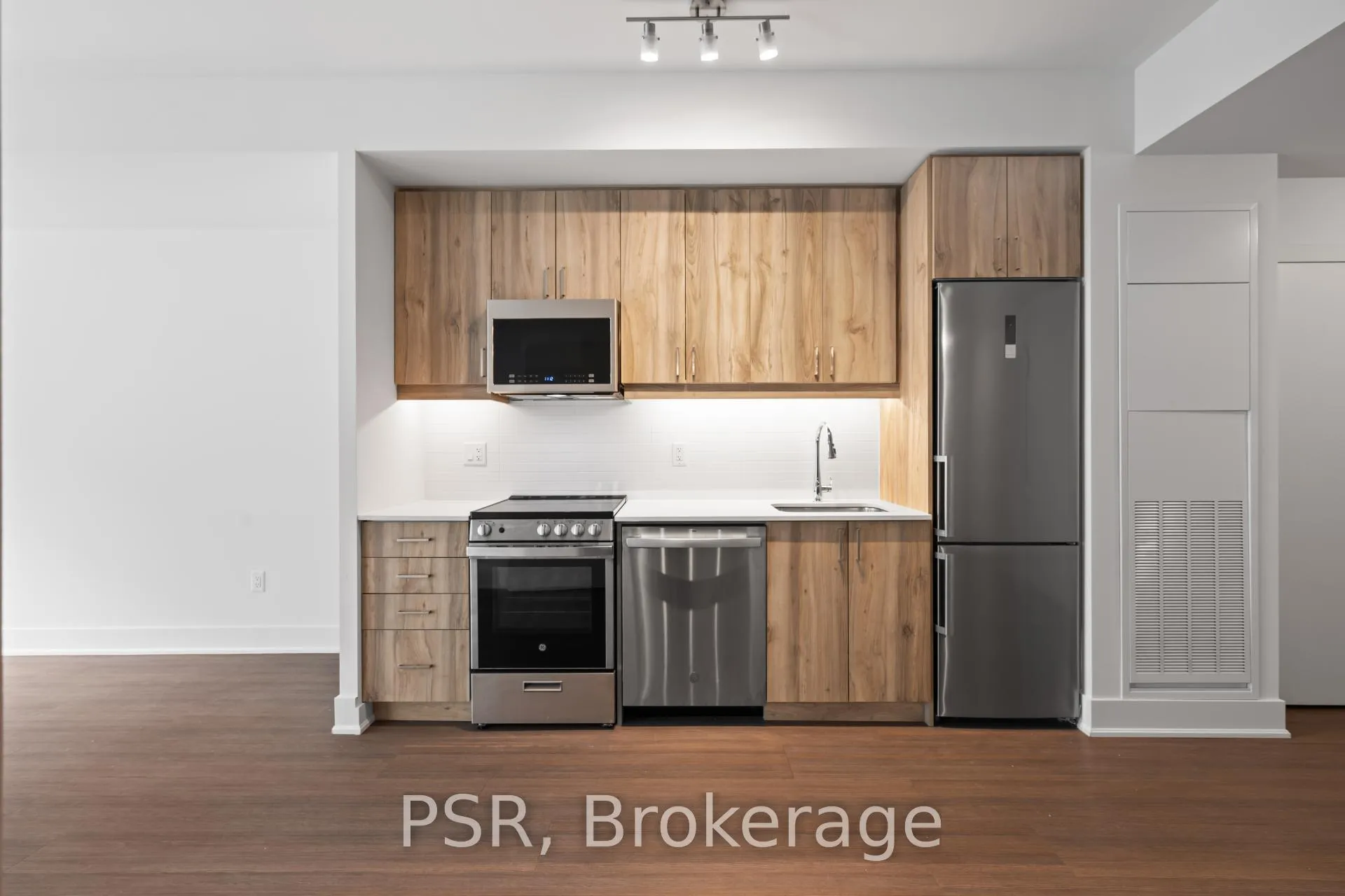 Photo 2 of Unit 710, 195 Deerfield Road, Newmarket, Central Newmarket — HOMEH