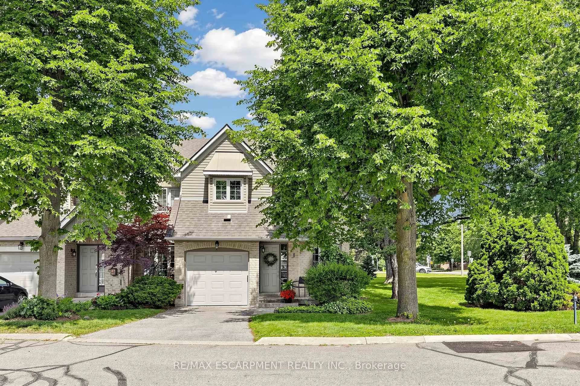 Photo 2 of Unit 1, 286 Hamilton Drive, Hamilton, Ancaster — HOMEH