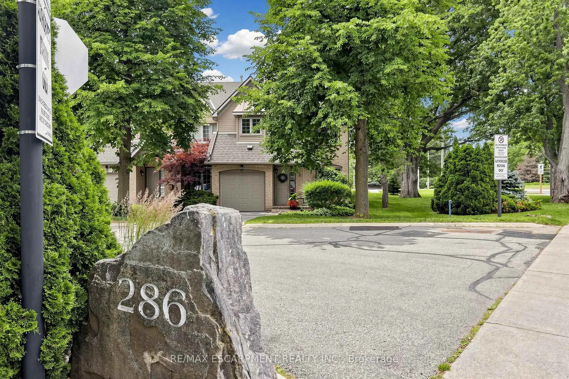 Photo 3 of Unit 1, 286 Hamilton Drive, Hamilton, Ancaster — HOMEH