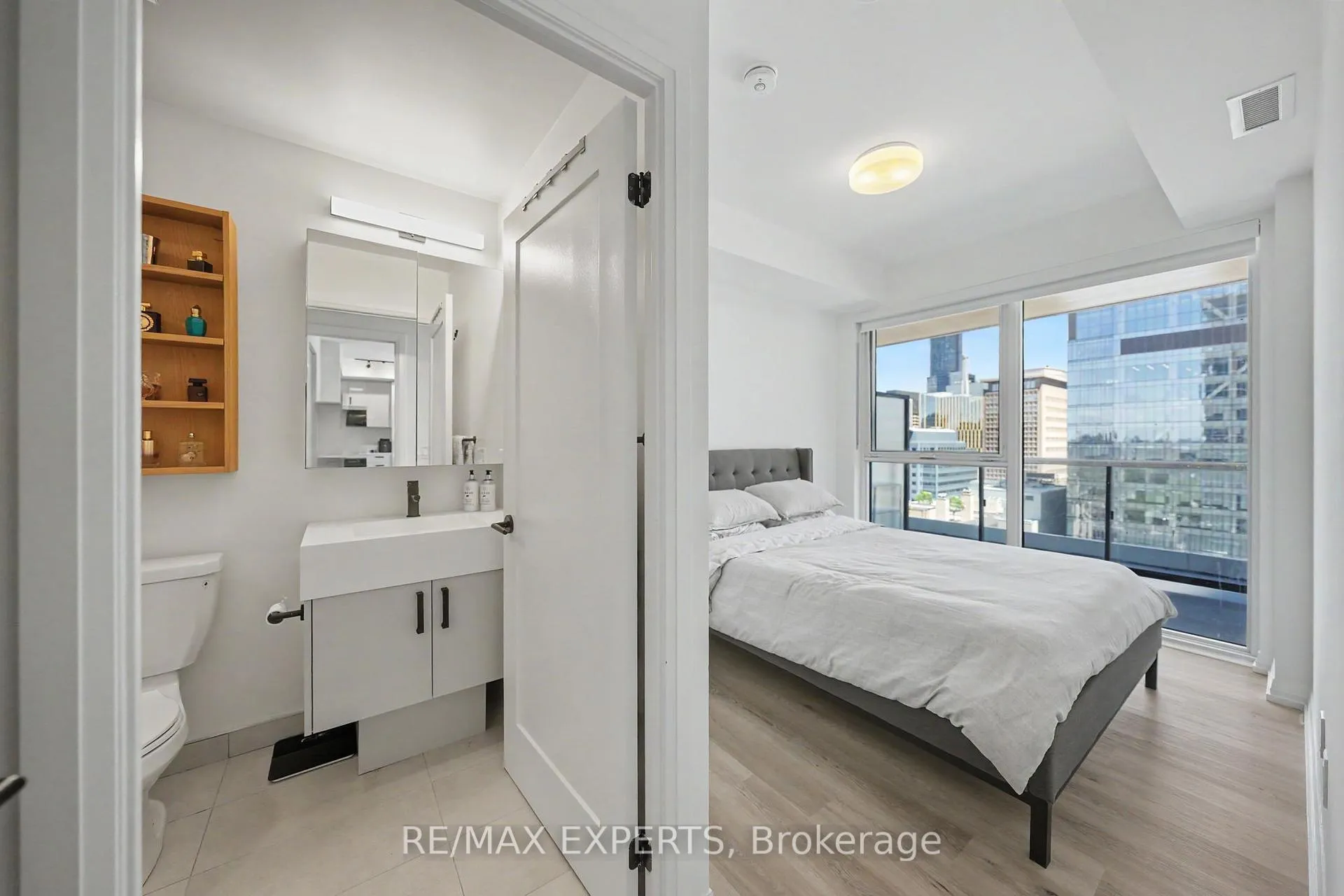 Photo 3 of Unit 1805, 280 Dundas Street, Toronto, Kensington-Chinatown — HOMEH
