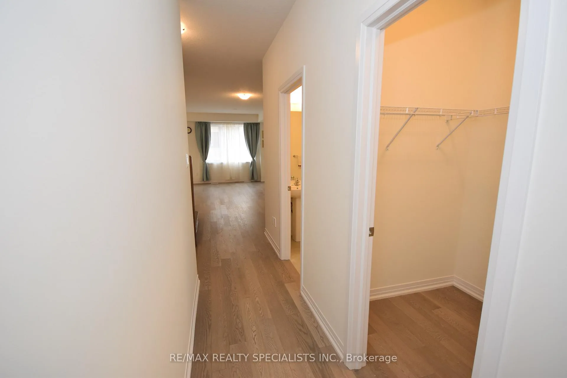 Photo 5 of 12 Velvet Way, Thorold, Rolling Meadows — HOMEH