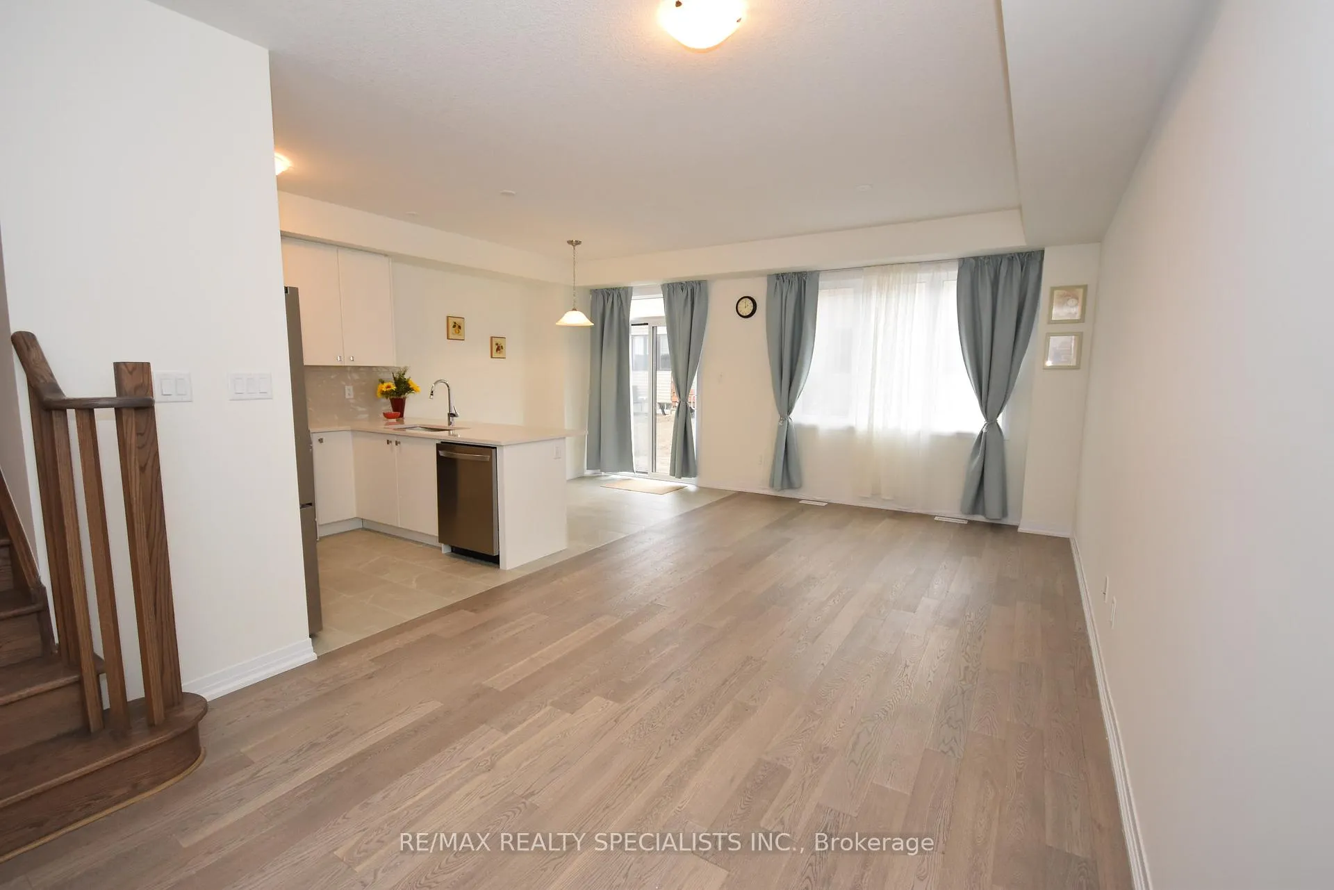 Photo 8 of 12 Velvet Way, Thorold, Rolling Meadows — HOMEH