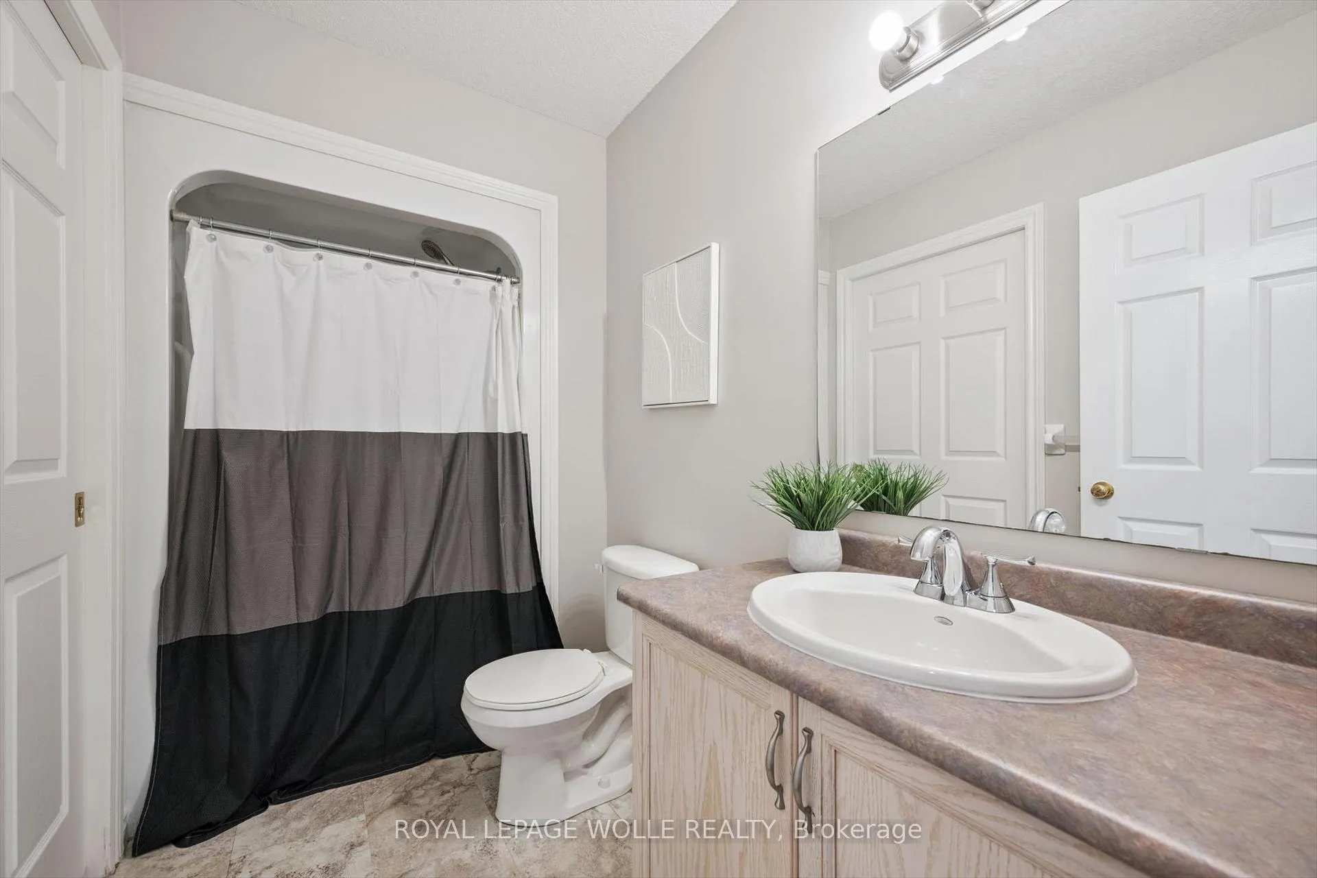 Photo 19 of 491 Sandbanks Crescent, Waterloo — HOMEH