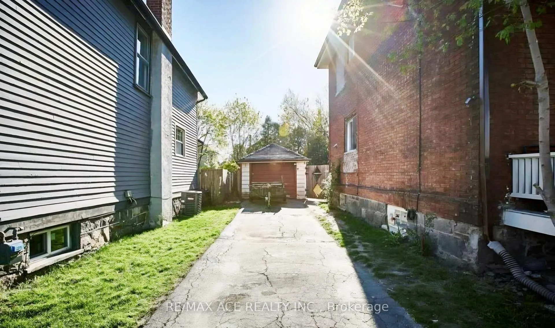 Photo 5 of 238 Mary Street N, Oshawa, O'Neill — HOMEH