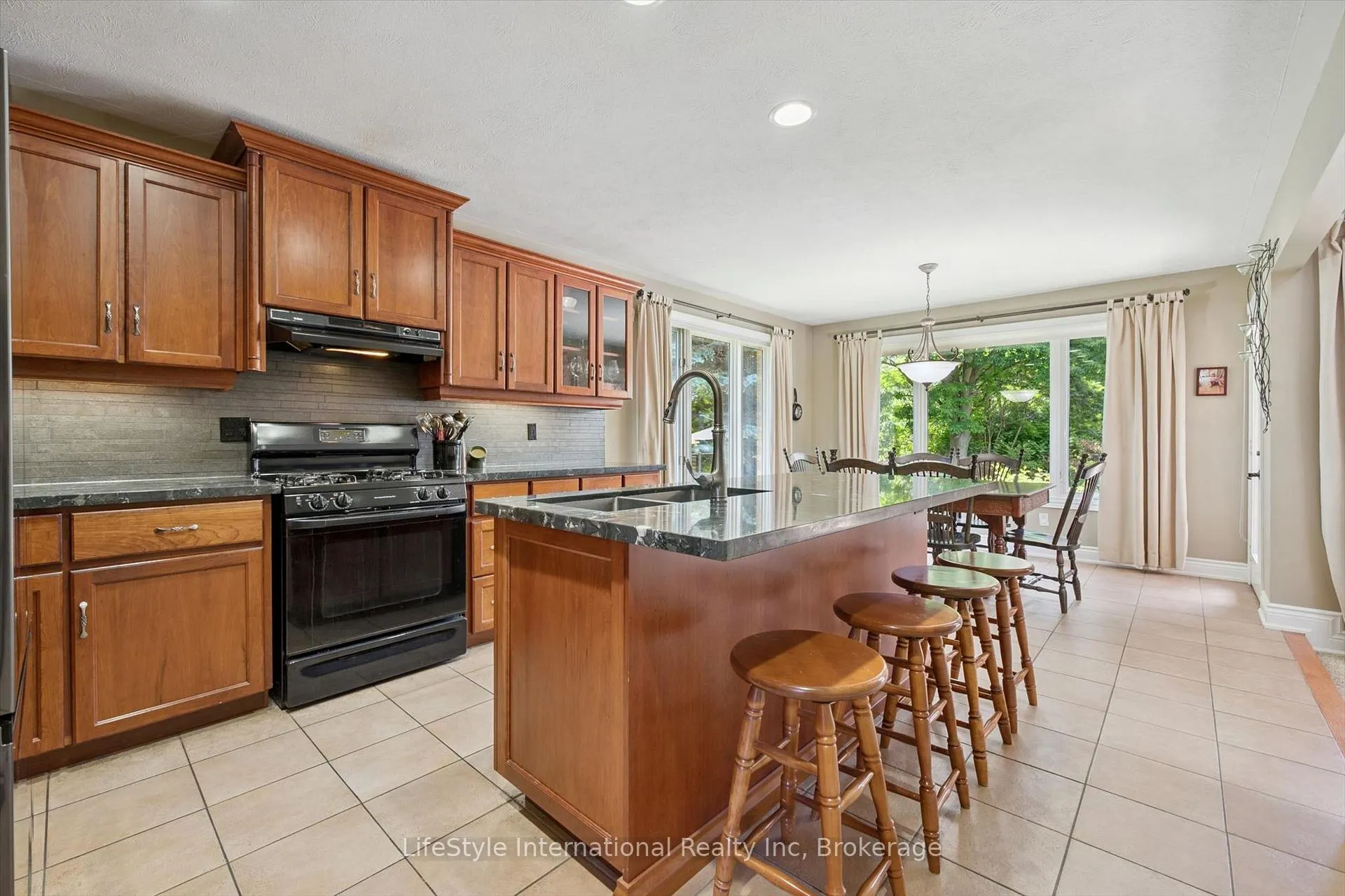 Photo 10 of 12 Ochs Drive, Puslinch, Morriston — HOMEH