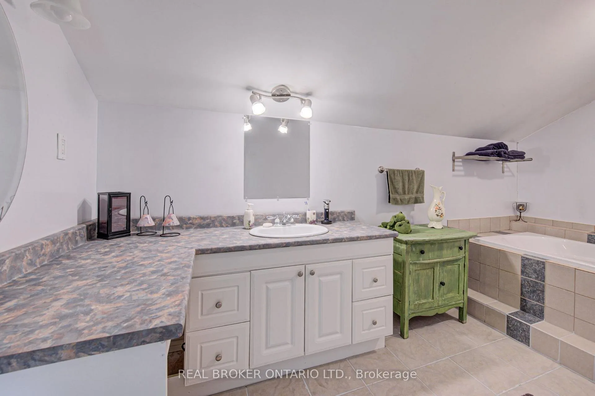 Photo 23 of 1032 Gore Road, Hamilton, Rural Flamborough — HOMEH